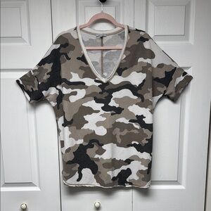 White Birch Brown, Gray & Ivory  Short Sleeve Dolman Style V-neck Top, Size Lg.